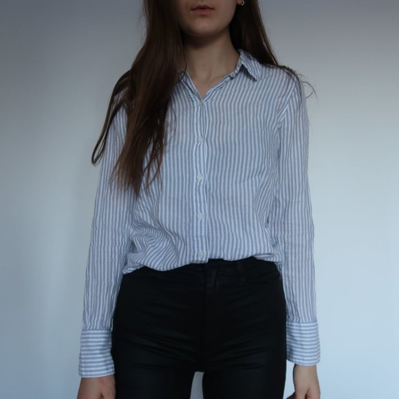 Button up blouse. - Picture 2 of 4